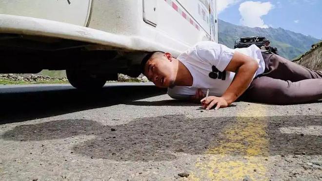 英!他带3岁女儿房车闯122国冰岛遇险看哭全网j9九游会俱乐部登录入口从破产退学到福布斯精(图8) 英!他带3岁女儿房车闯122国冰岛遇险看哭全网j9九游会俱乐部登录入口从破产退学到福布斯精(图8)